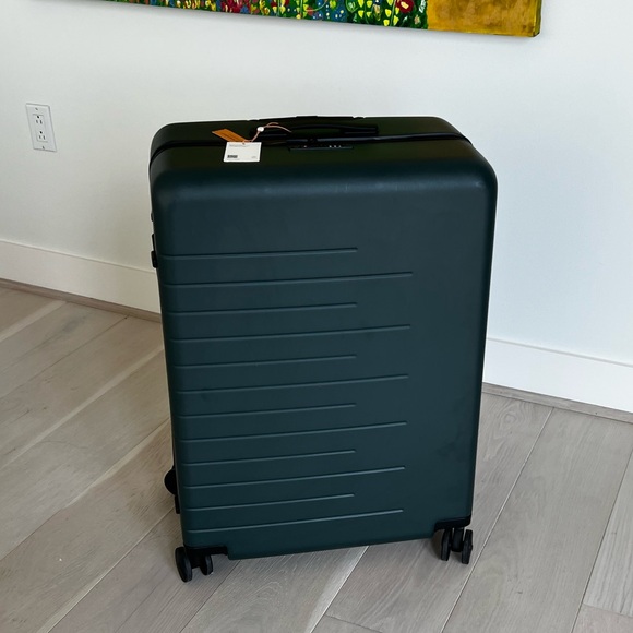 QUINCE Expandable Large Check-In Suitcase - Picture 10 of 16